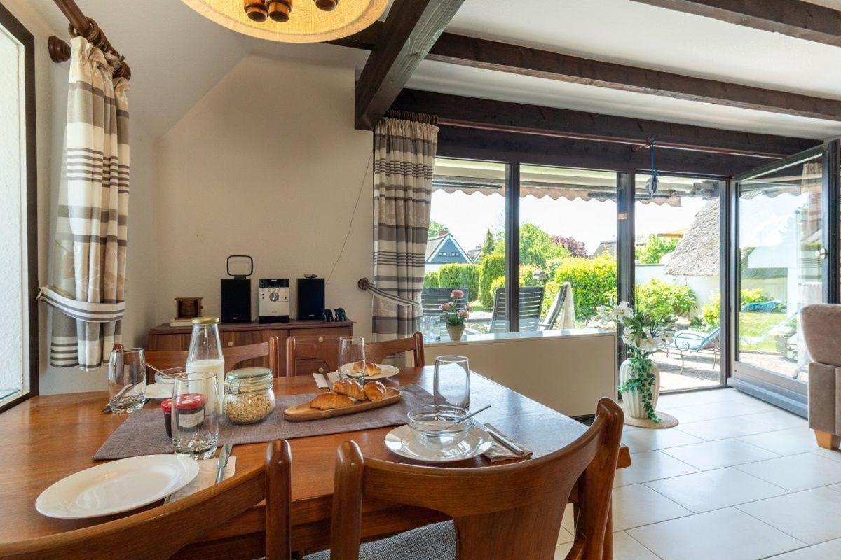 Am-Hohen-Ufer-Reetdach-Haus-Ocean-Breeze-136 Villa โกรสเซนโบรเดอ ภายนอก รูปภาพ