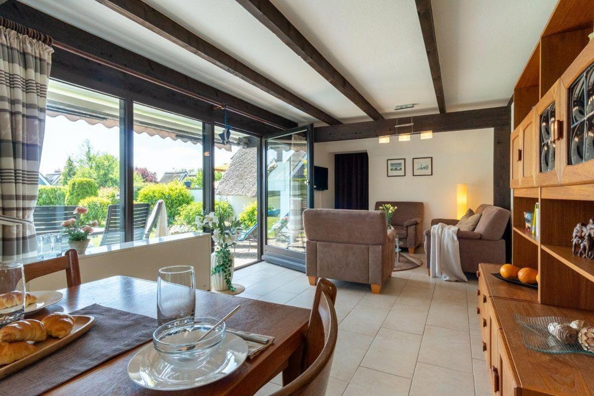 Am-Hohen-Ufer-Reetdach-Haus-Ocean-Breeze-136 Villa โกรสเซนโบรเดอ ภายนอก รูปภาพ